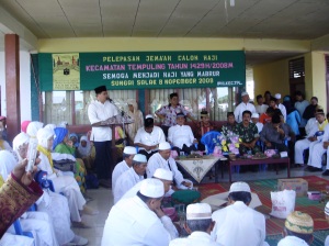 Camat Tempuling Drs.T.M. Syaifullah, MM tengah memberikan sambutan di tengah-tengah jamaah calon haji Kec. Tempuling